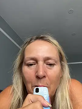 Blondnboujee53 webcam