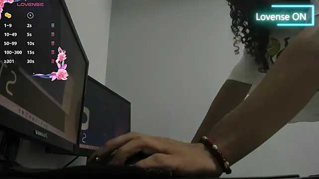 scarletcherry18 webcam