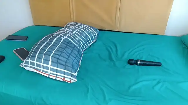 HugeTitisxx webcam