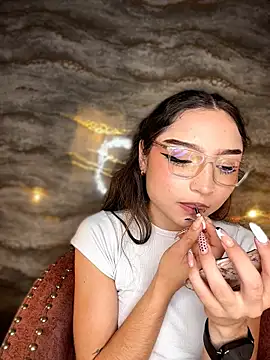 Mia_Luxor webcam