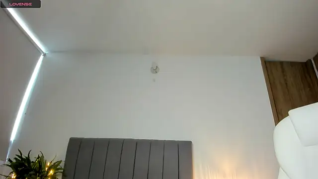 sophie_connors (F young) - Pinch my nipples