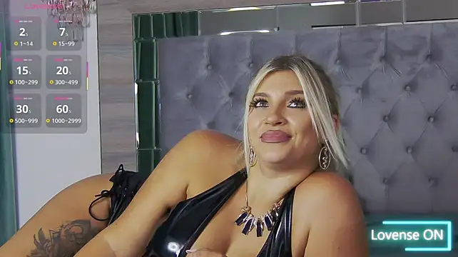 Lorehottie webcam