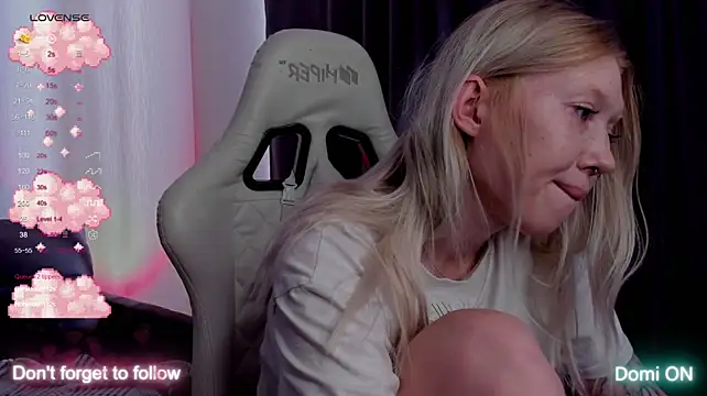 takeyourmolly live cam on StripChat