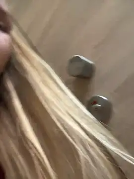 liza_risky (F young) - Hi hi from a railway men WC