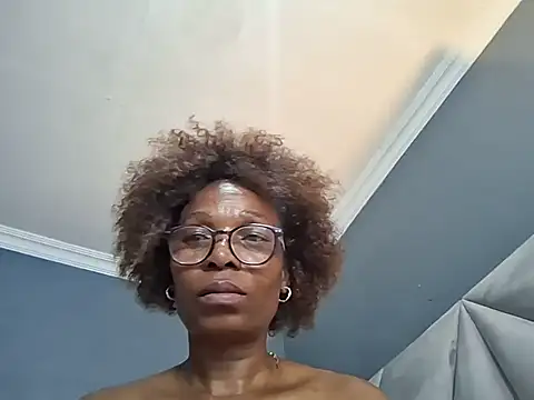 NaughtyCouga live cam on StripChat
