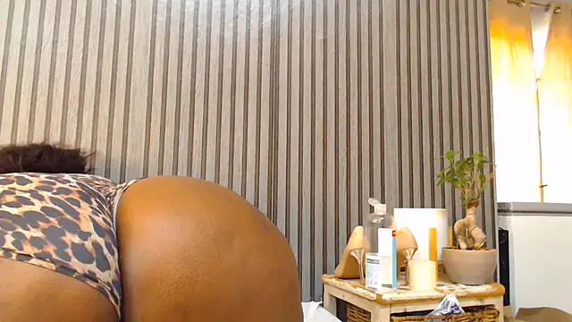 ROYALASS25 webcam