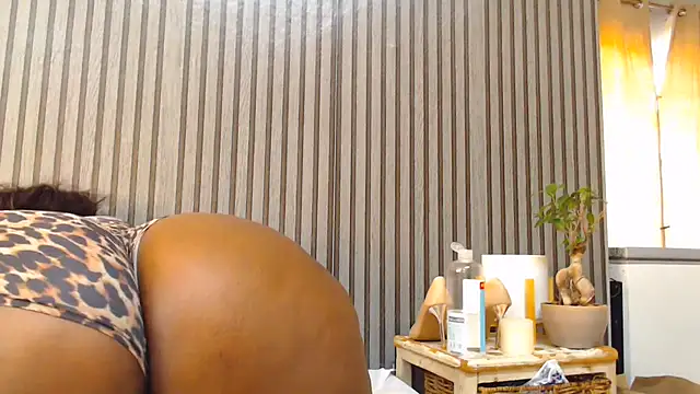 ROYALASS25 webcam