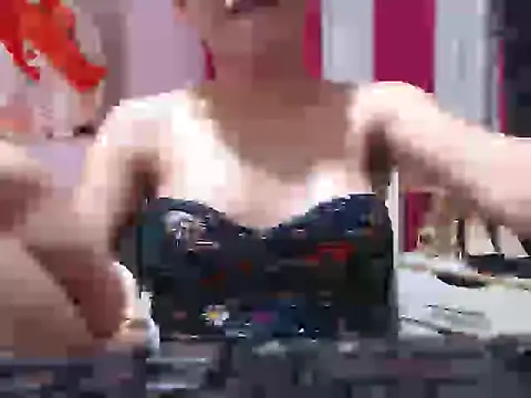UrQueenDomCum4u webcam