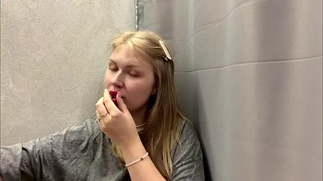 sorrelwood live cam on StripChat