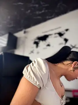 Isabella-Teen live cam on StripChat