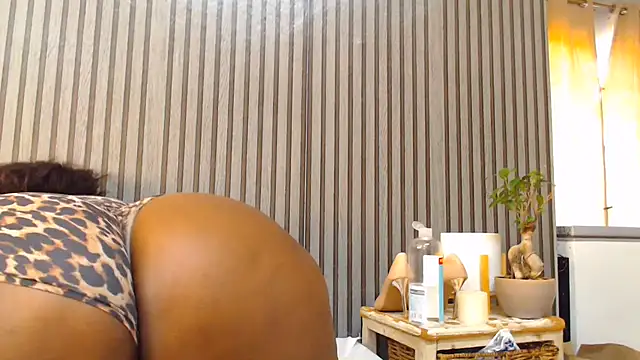 ROYALASS25 webcam