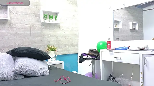 SoffieMature live cam on StripChat