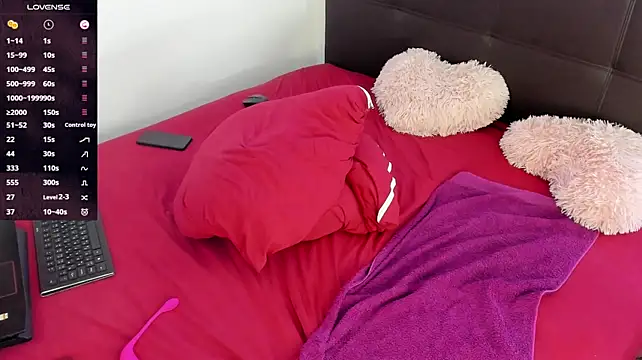 AlicePlushWhispers webcam
