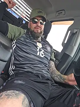 beardedtattood (Ask my age) - 😈slide my shorts down 😈