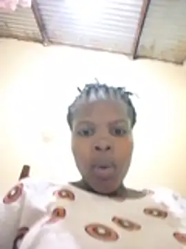 pretty-zuri live cam on StripChat