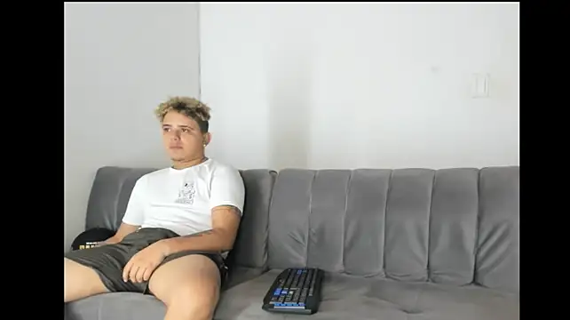 Charlie_Scorpion live cam on StripChat