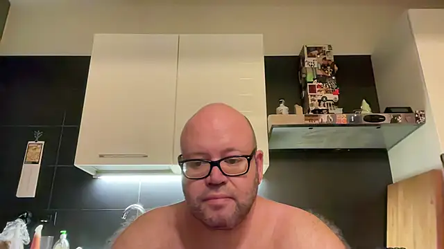 theitalianbear live cam on StripChat