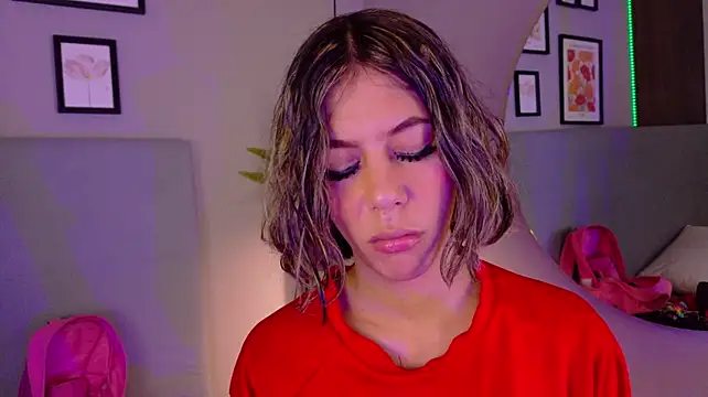 ZoeyPetit live cam on StripChat