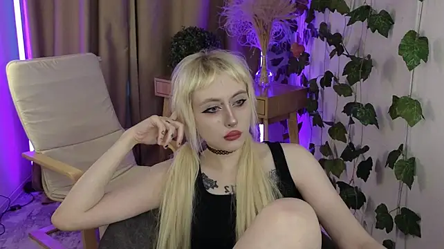 rraffaellka (F young) - tits close up