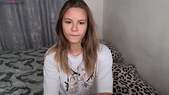 Chiaranotte live cam on StripChat