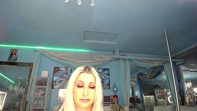 ADRIANNA_FOX live cam on StripChat