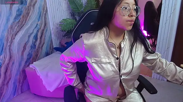 elowen_tay live cam on StripChat