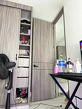 Natural_BIGASS_Nina live cam on StripChat