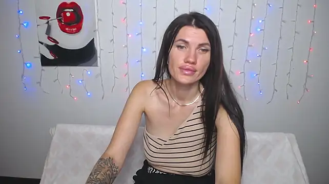 MilaLoona live cam on StripChat