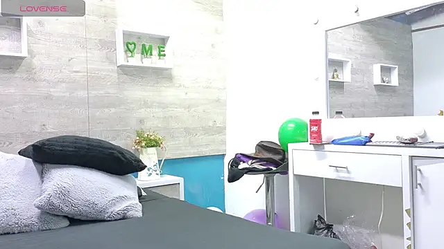 SoffieMature live cam on StripChat