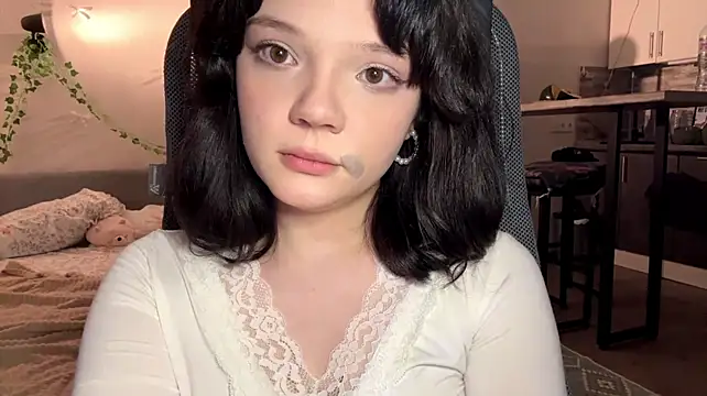 CurlieDoll webcam