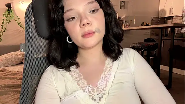 CurlieDoll webcam
