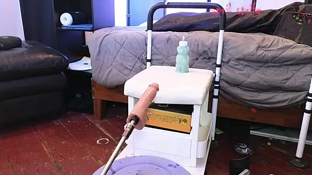 April_Strife live cam on StripChat