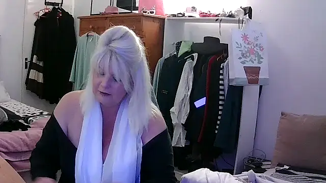 Miahotmilf live cam on StripChat