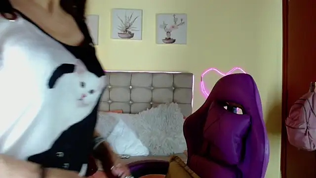 _naomi_s live cam on StripChat