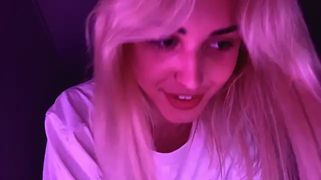 neweva_ live cam on StripChat