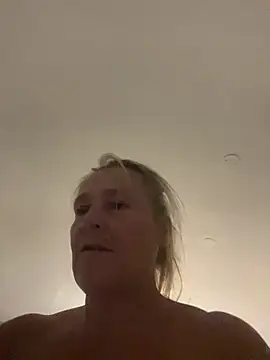 Blondnboujee53 webcam
