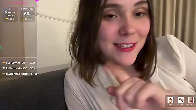 Hilda_Valentine live cam on StripChat