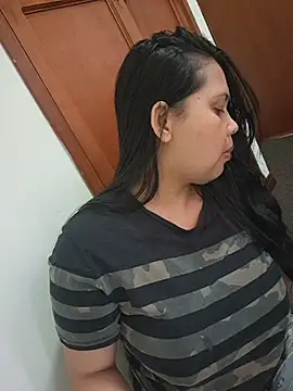 Alessandraa- live cam on StripChat