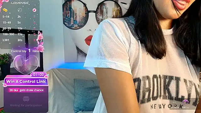 Luna_Ferrer10 live cam on StripChat