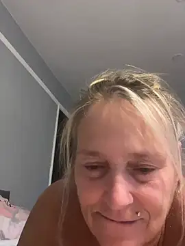 Blondnboujee53 webcam