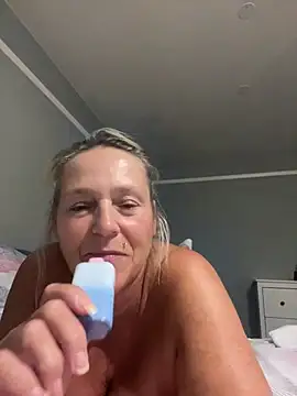 Blondnboujee53 live cam on StripChat