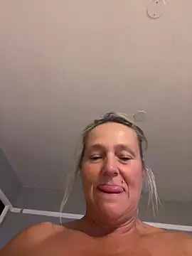 Blondnboujee53 webcam
