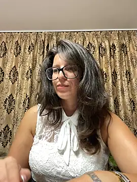 NadiraNoor live cam on StripChat