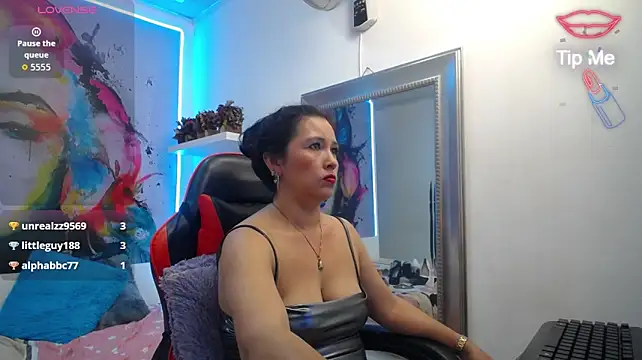 noelia_milf19 live cam on StripChat