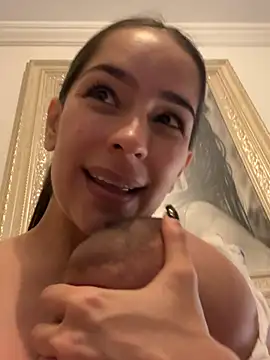 Mau_White webcam