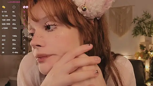 boobsybootie (F young) - MILK ON TONGUE CLOSE UP