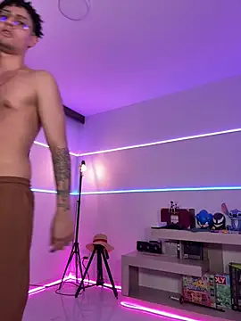 bigryann23 (M young) - HUGE SQUIRT OF MILK