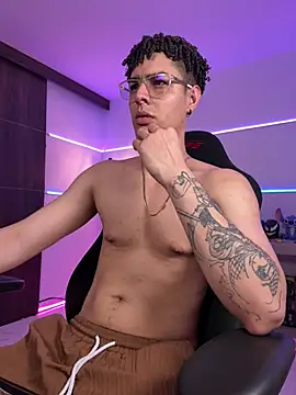 bigryann23 (M young) - HUGE SQUIRT OF MILK
