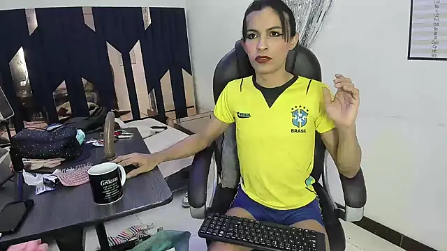 Aisha_hotts777 live cam on StripChat