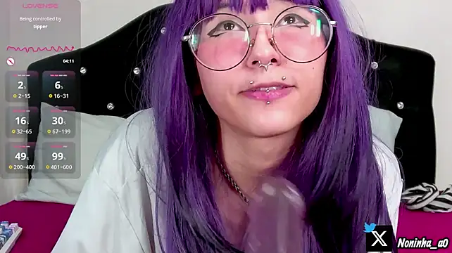 Noninha_ live cam on StripChat